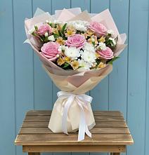 Букет цветов из:  Гвоздики, Орхидеи и Розы в Воскресенском новая Москва