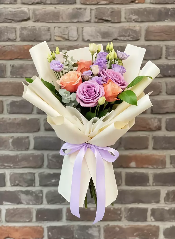 Букет цветов из: Лизиантусы и Розы в Воскресенском новая Москва