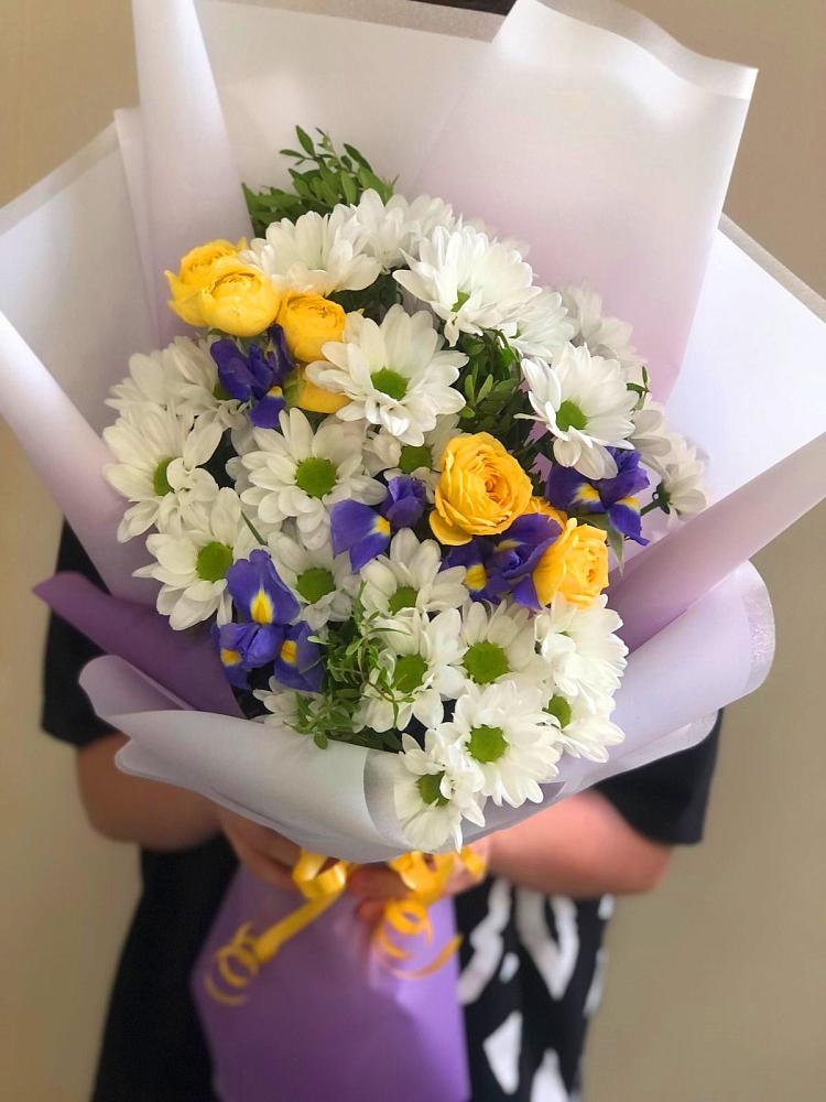 Букет цветов из: Ирисы, Хризантемы и Розы в Воскресенском новая Москва