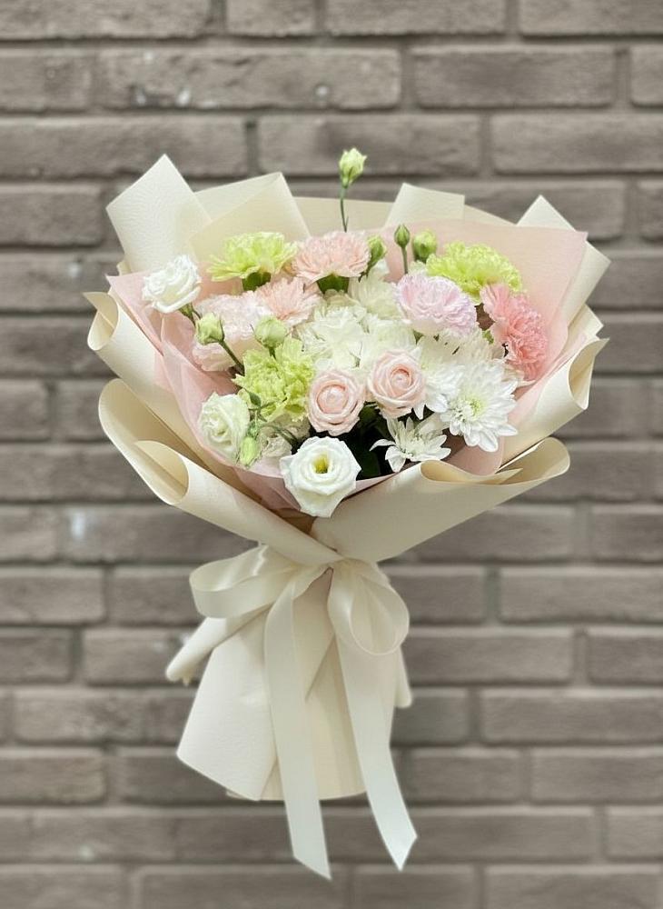 Букет цветов из: Гвоздики, Розы, Лизиантусы и Хризантемы в Воскресенском новая Москва