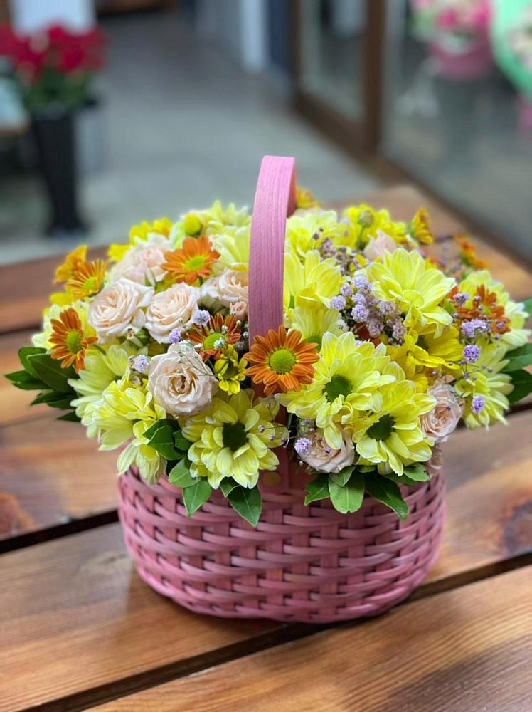 Цветочная композиция из Хризантемы и Розы в корзине в Воскресенском новая Москва
