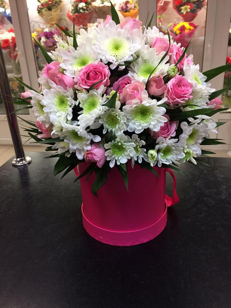 Цветочная композиция из Розы и Хризантемы в шляпной коробке в Воскресенском новая Москва