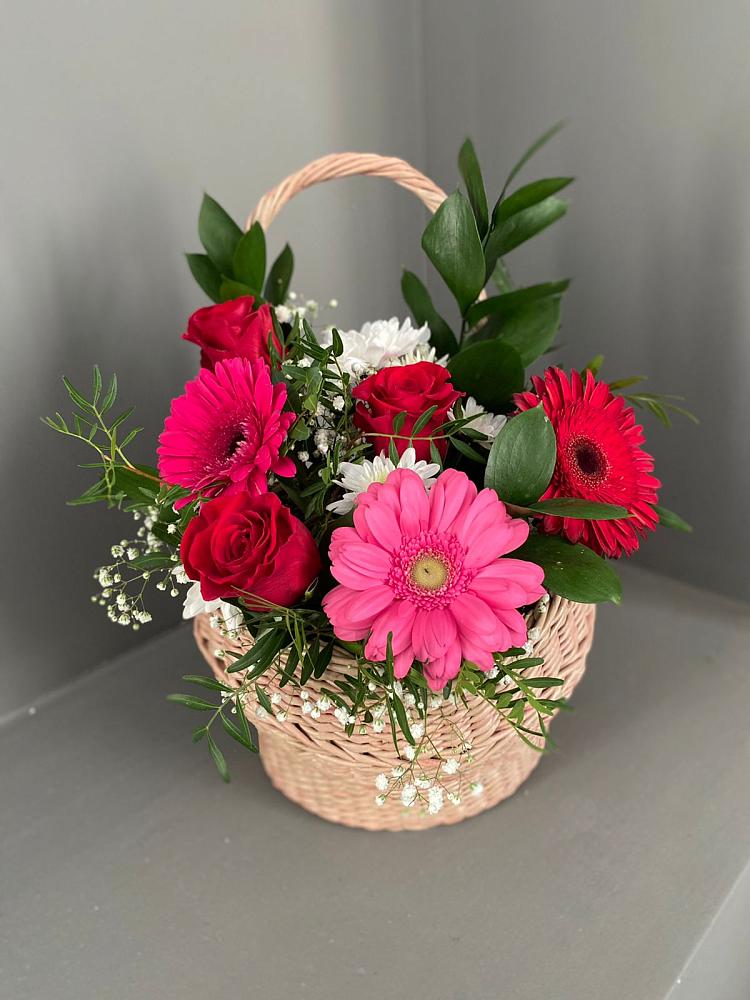 Цветочная композиция из Розы, Хризантемы и Герберы в корзине в Воскресенском новая Москва