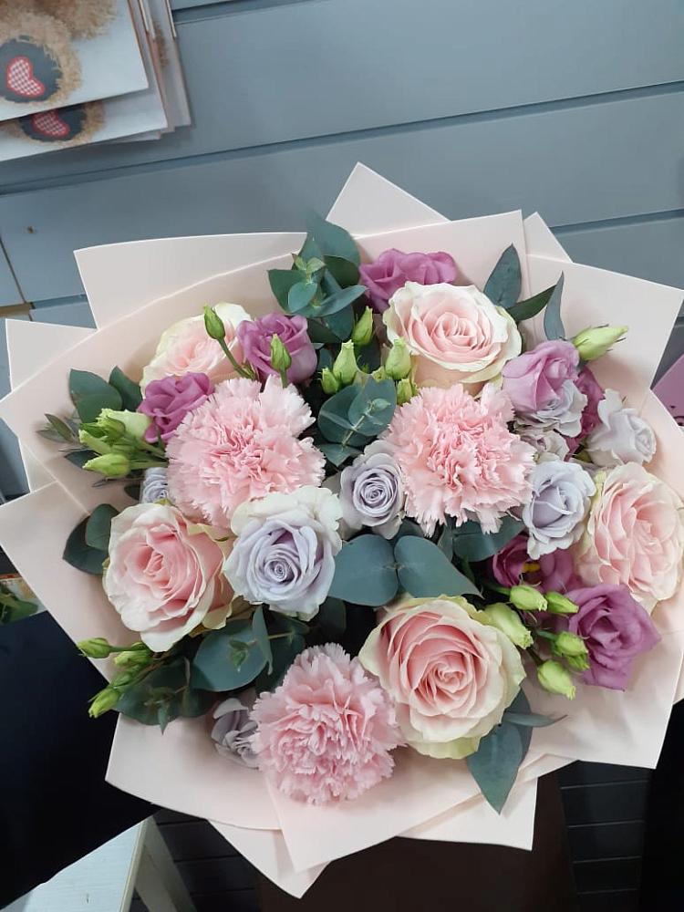 Букет цветов из: Розы, Гвоздики и Лизиантусы в Воскресенском новая Москва